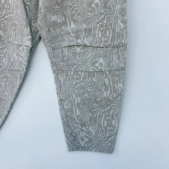 High-Rise Relaxed Cargo Pants — Beige Woodgrain - Picture 6 of 15